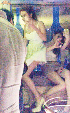 嫩模被当众掀裙子