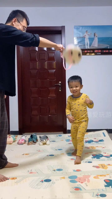 亲子游戏踢足球,培养运动精神